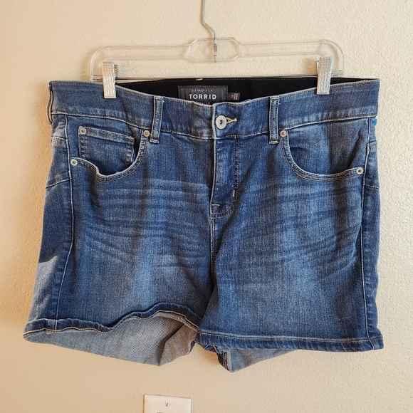 Torrid Bombshell Skinny Denim Shorts Size 18 - Picture 3 of 7
